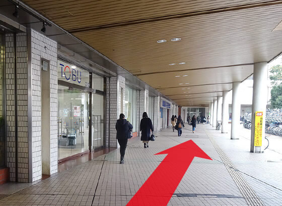 屋根のあるアーケード沿い