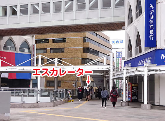 みずほ信託銀行隣のエスカレーター