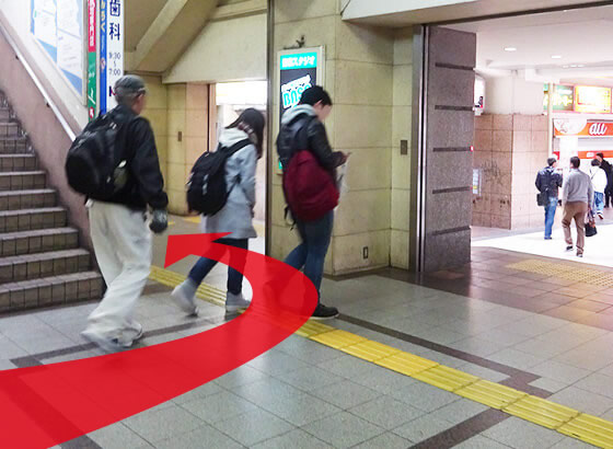 点字ブロックに沿って左へ