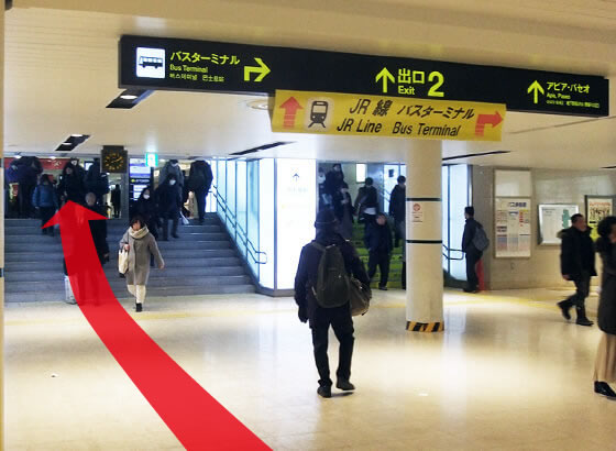 改札を直進した先の階段