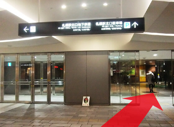 エスカレーターを下りたところ