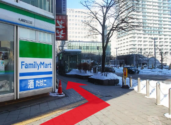 ファミリーマートを左折