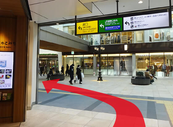 エスカレーターを降りたところ