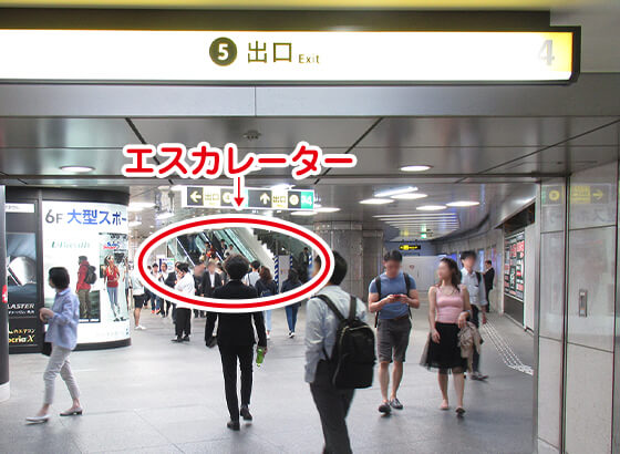 正面にエスカレータが見えます。