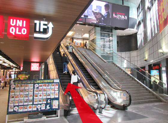エスカレータで地上にあがります。