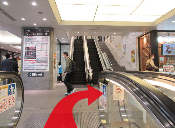 エスカレータを降りて右に進みます。