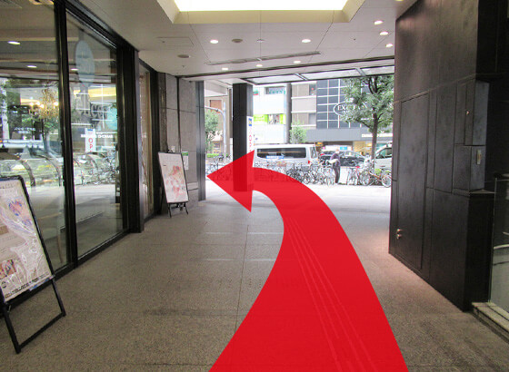 道路を左に進みます。