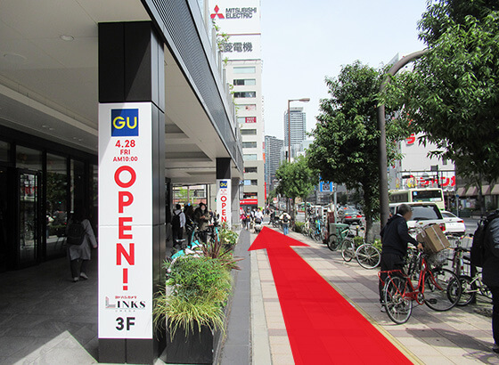 大通り沿いに進みます。