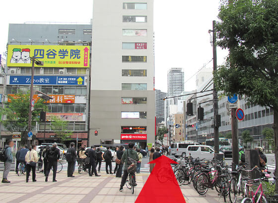 信号を渡って直進します。