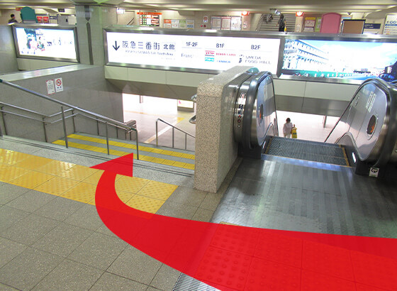 エスカレータ横の階段をおります