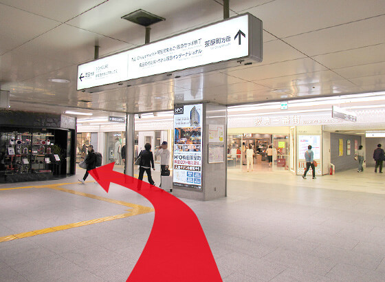 柱の前を左に曲がります。