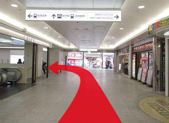 エスカレータ奥を左に曲がります。