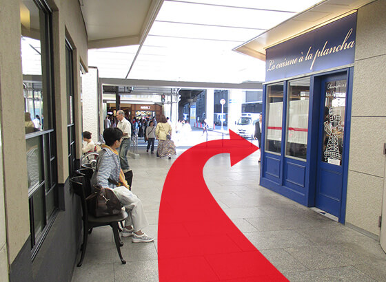 喫茶店の角を右に曲がります。