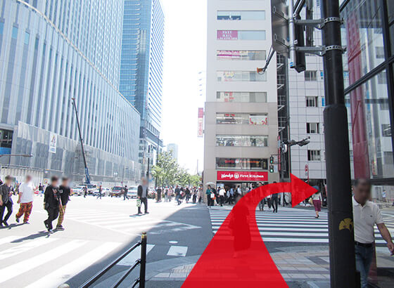 信号を渡って右に曲がります。