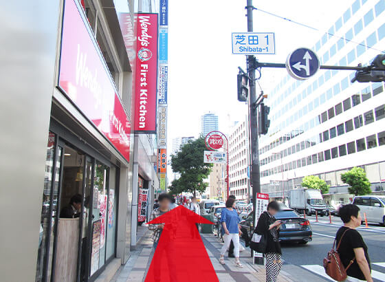 大通り沿いを直進します。