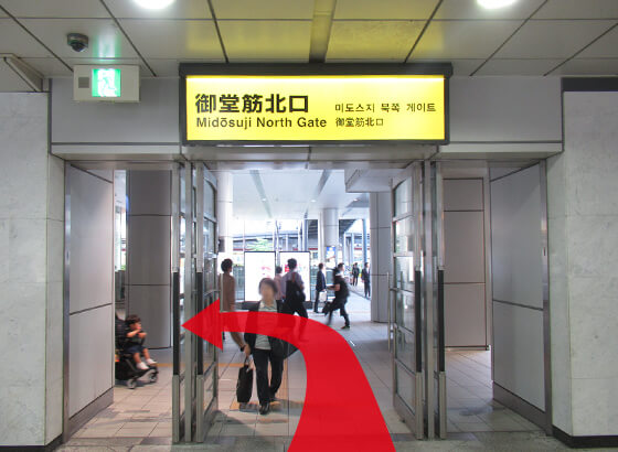 御堂筋北口と表示のある扉を出て左に進みます。