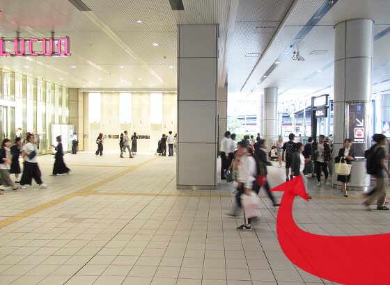 御堂筋線へ向かうエスカレータがあります。