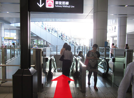 エスカレータをおります。