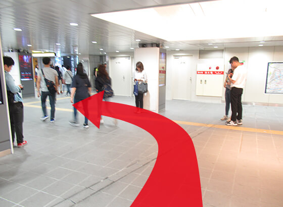 改札を出て左に進んでください。