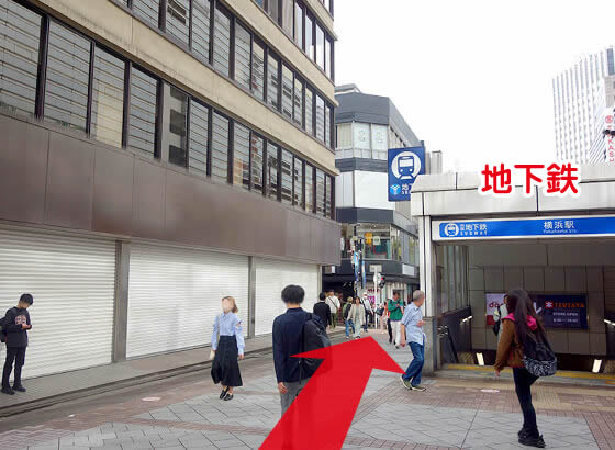 地下鉄の出入口前