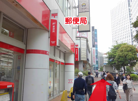 郵便局・スターバックスコーヒーのある通り